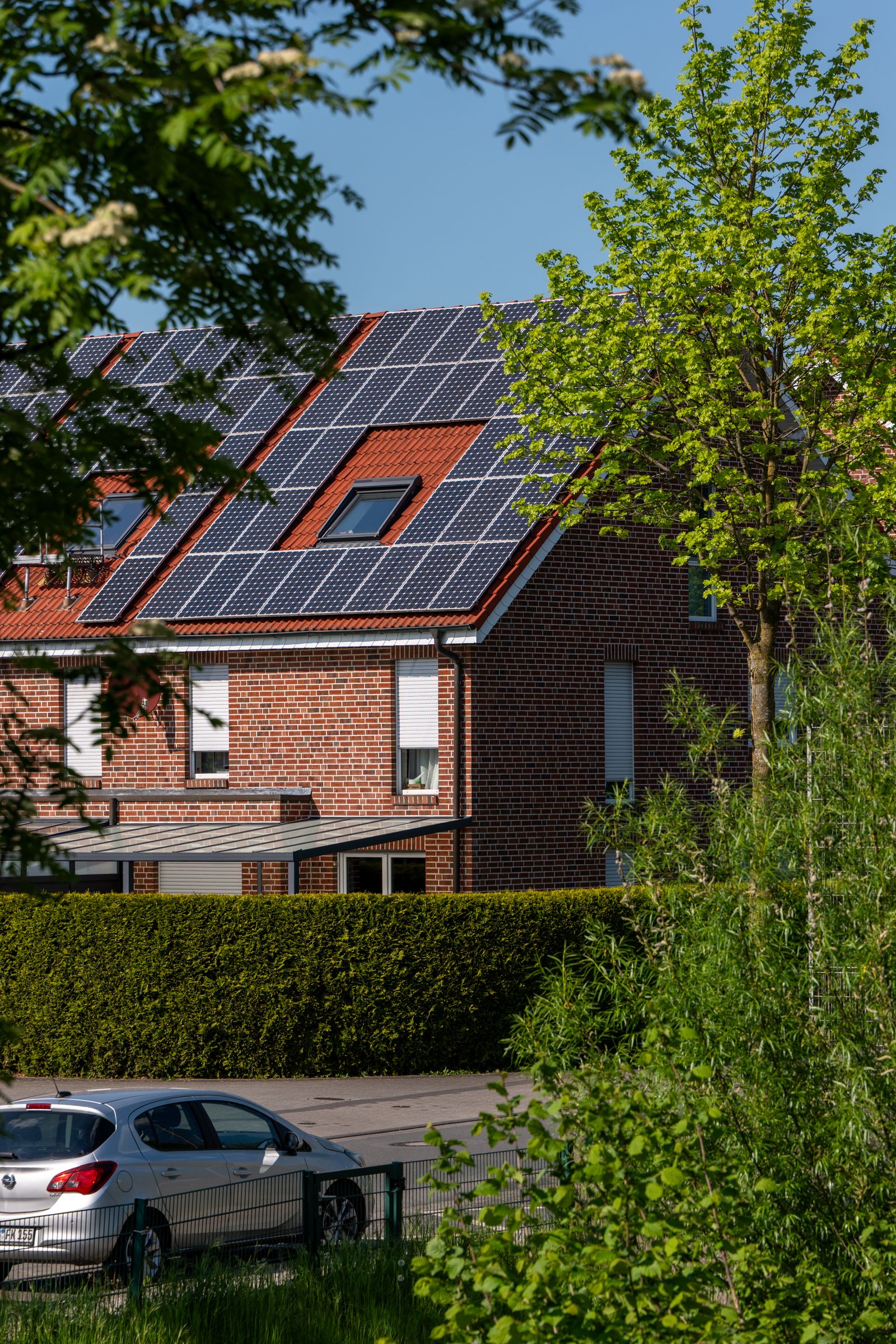 Maison moderne en briques équipée de panneaux solaires