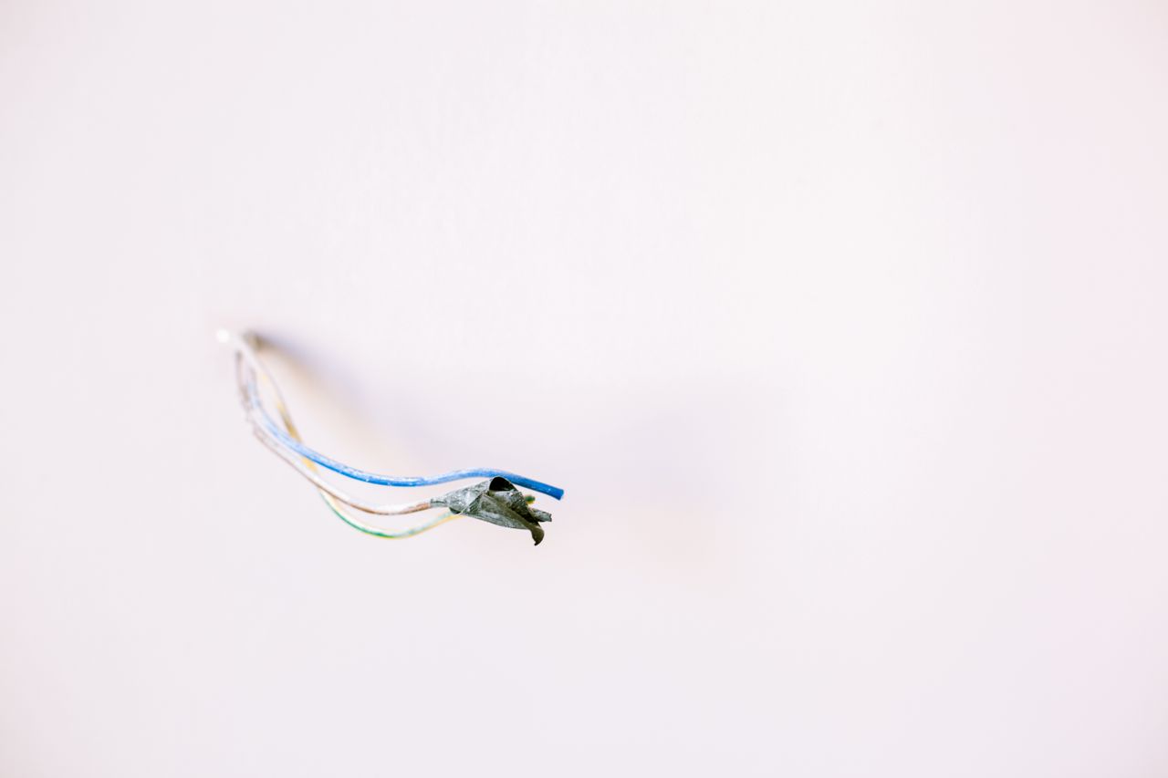 Câble électrique sans gaine dans un mur