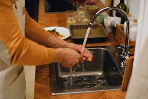 Evier fait glouglou avec le lave-vaisselle