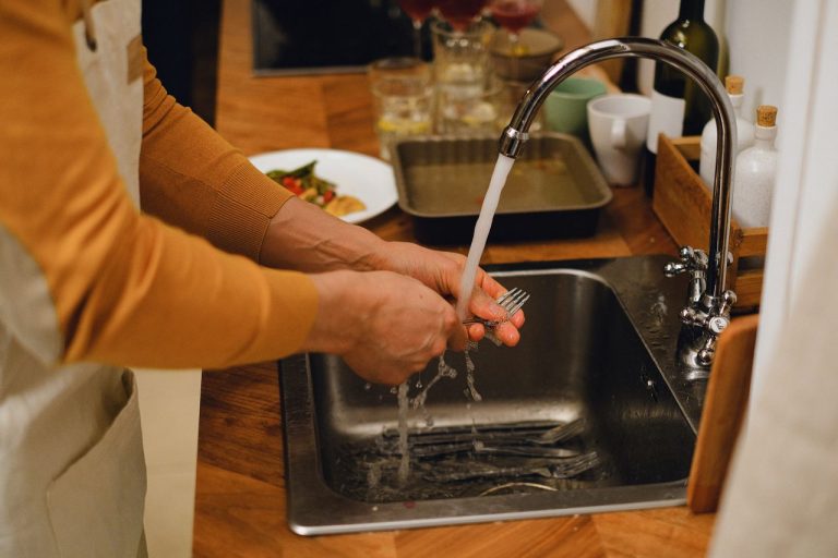 Evier fait glouglou avec le lave-vaisselle